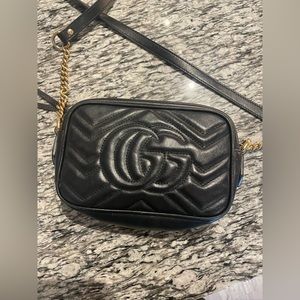 Small Gucci GG Marmont Bag! Black & gold